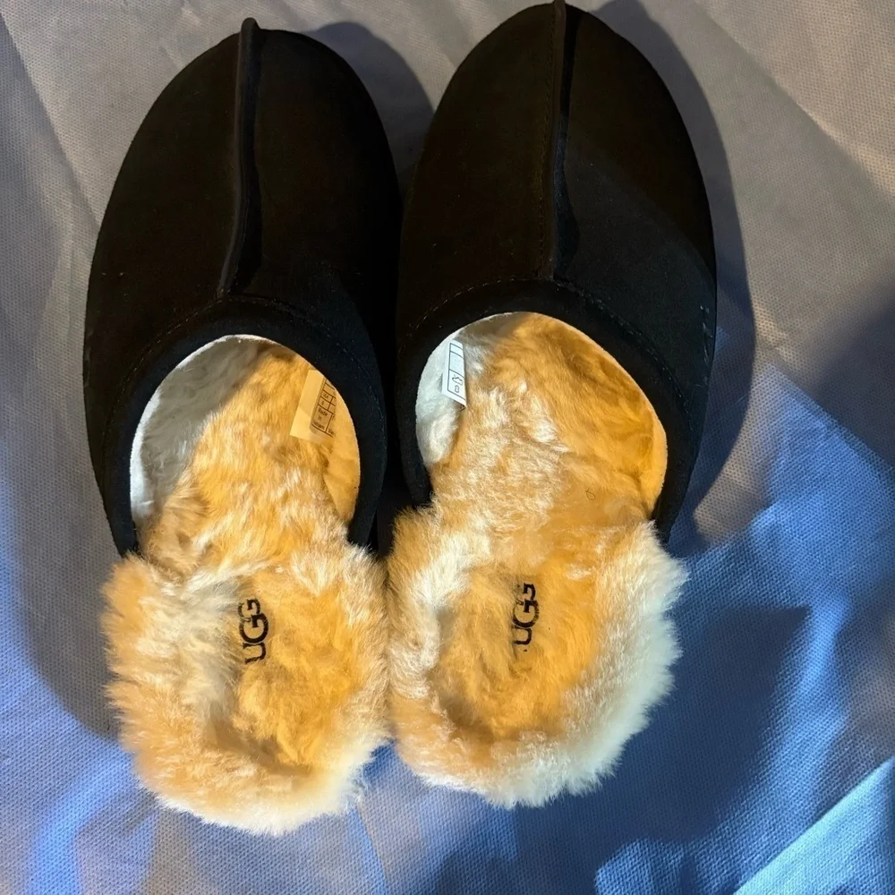 UGG Black and Cream scuff slippers fed  with Sheepskin/wool Lining
